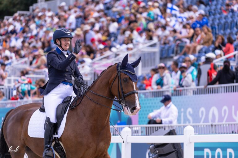 Jonna Aaltonen ja Laxton For U suorituksen jälkeen yleisön edessä Pariisin paralympialaisissa