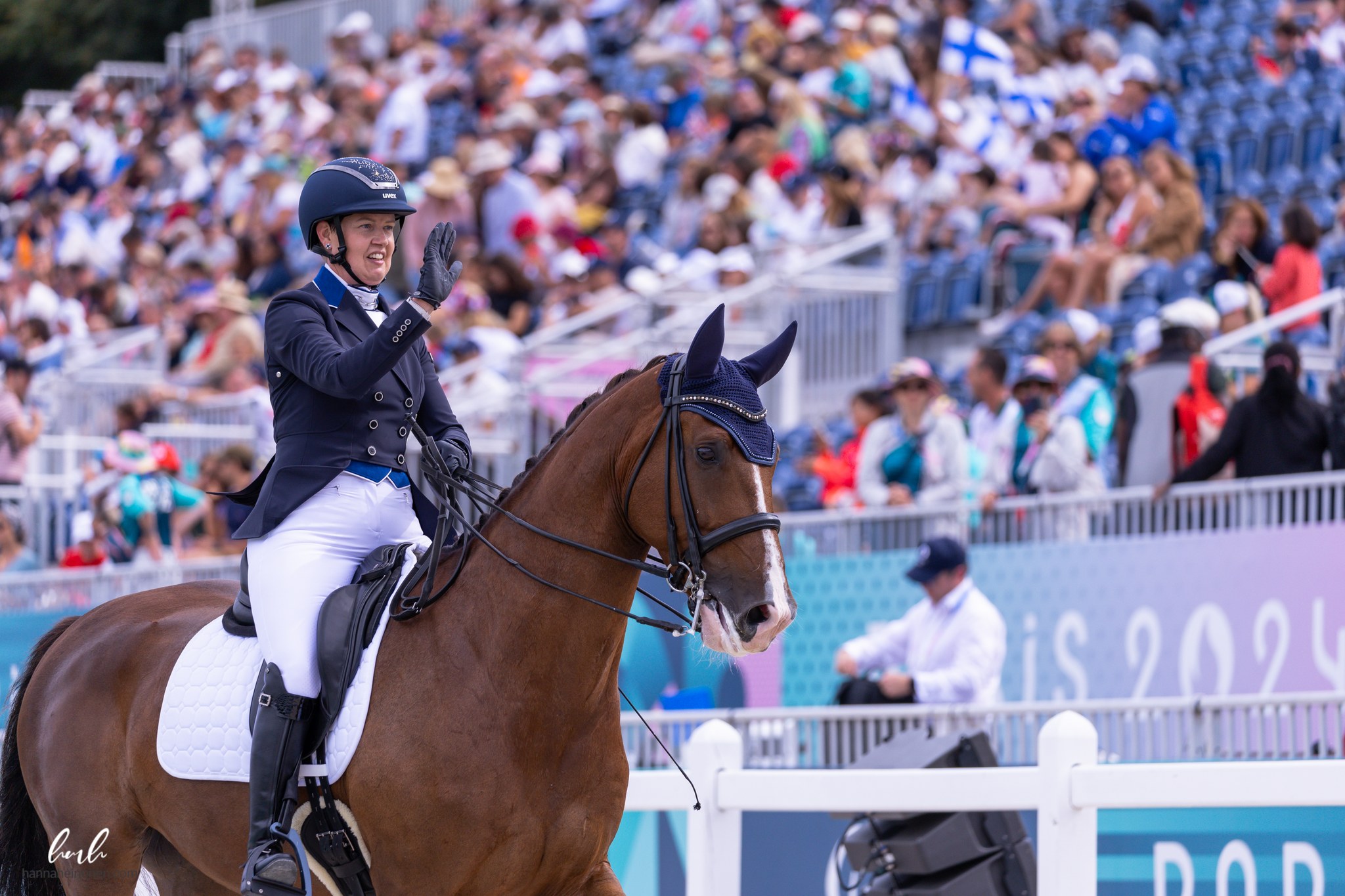Jonna Aaltonen ja Laxton For U suorituksen jälkeen yleisön edessä Pariisin paralympialaisissa